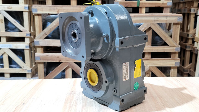 Hộp giảm tốc tải nặng trục song song F 15kW 20Hp