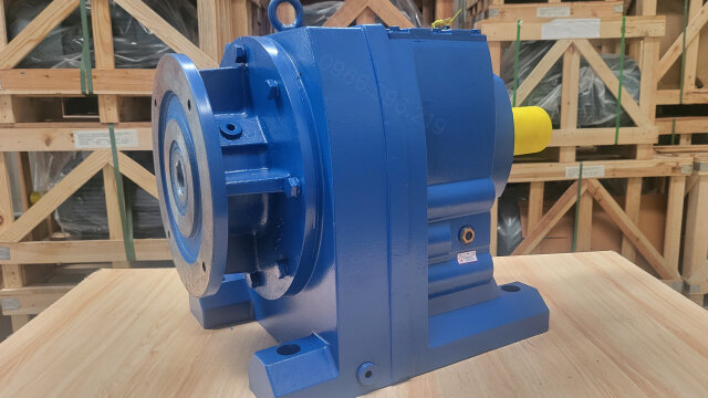 Hộp giảm tốc tải nặng trục thẳng R 90kW 125Hp