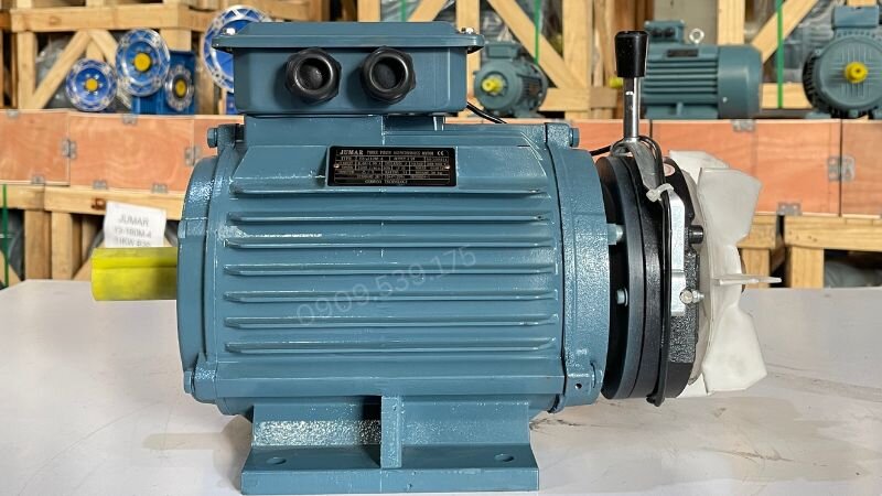 Motor điện có phanh là loại động cơ được tích hợp thêm hệ thống phanh điện từ giúp motor dừng nhanh chóng.