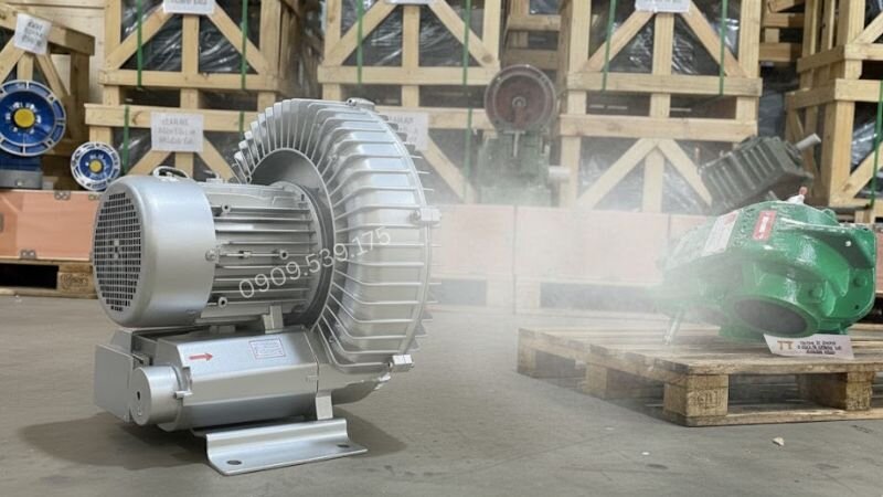 Tản nhiệt hộp giảm tốc ZQ bằng quạt gió.