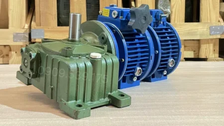 Hộp giảm tốc 3 cấp (2 UDL 1.5kW và 1 WPDO 100)