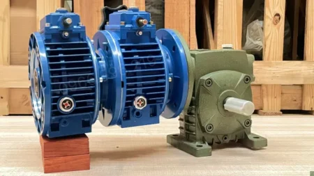 Hộp giảm tốc 3 cấp (2 UDL 1.5kW và 1 WPDS 100)