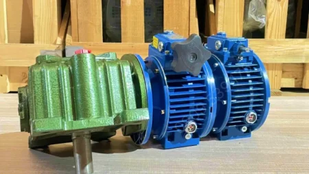 Hộp giảm tốc 3 cấp (2 UDL 1.5kW và 1 WPDX 100)