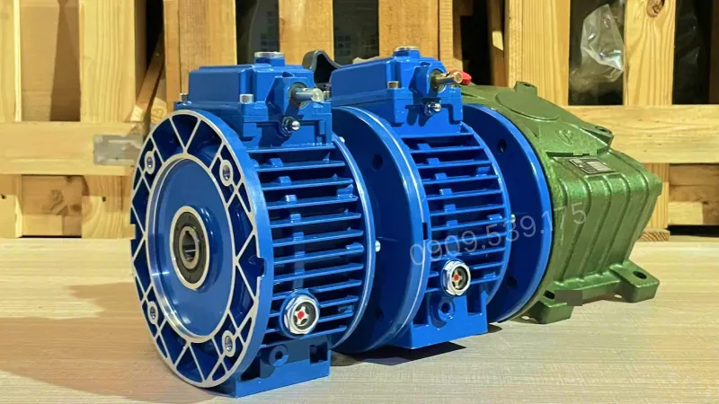 Ứng dụng hộp giảm tốc 3 cấp (2 UDL 1.5kW và 1 WPDX 100)