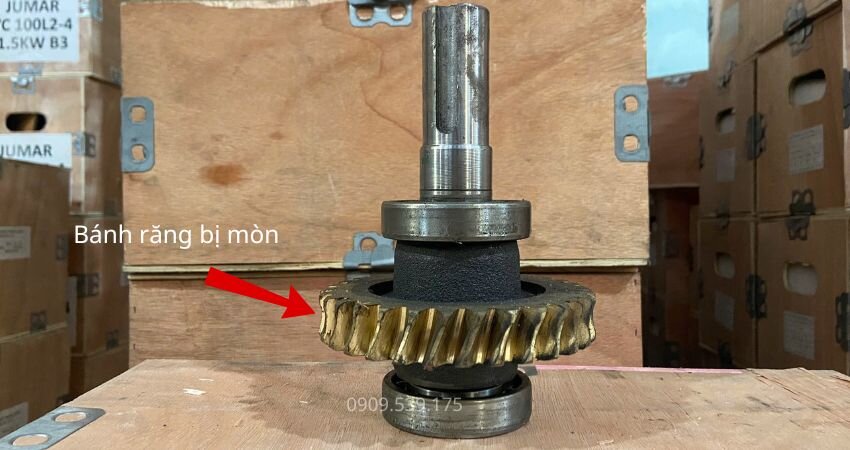 Bánh răng bị mòn là nguyên nhân chính làm hộp số giảm tốc chạy yếu.